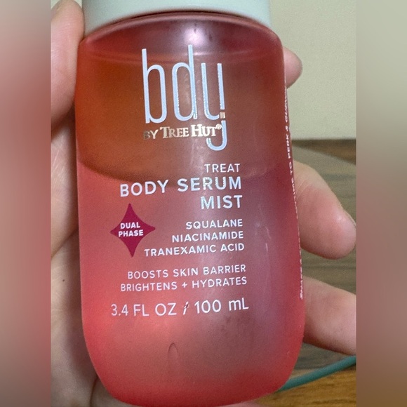 Tree Hut bdy. Brightening Dual Phase Body Serum Mist with Niacinamide + Squalane - Picture 2 of 7